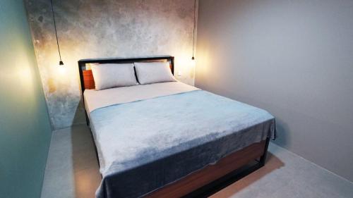 Een bed of bedden in een kamer bij Hostel 18 Pasangan Butuh Surat Nikah