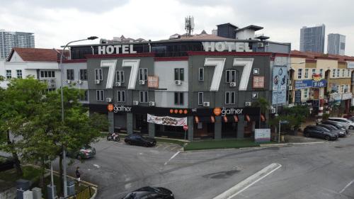 ein Hotelgebäude in einer Straße mit einem Parkplatz in der Unterkunft 77 Boutique Hotel in Kuala Lumpur