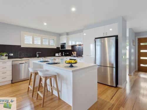 A kitchen or kitchenette at Sapphire Shores at Pambula Beach