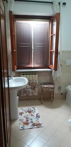 a bathroom with a sink and a toilet and a mirror at La Finestra Sul Cortile in Pomezia