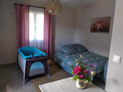 une chambre avec un lit, une chaise et une table dans l'établissement Atelier Benjaminte, à Maillane