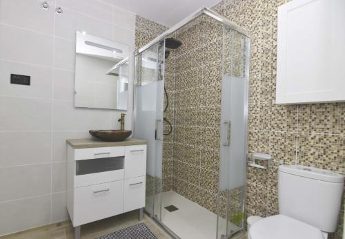 Un baño con ducha, inodoro y lavabo. en El Parque Suite, en Benalmádena