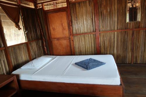Katil atau katil-katil dalam bilik di Atauro Dive Resort