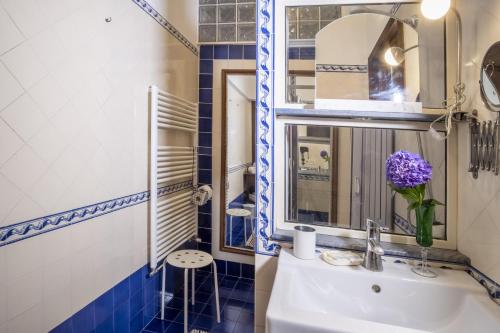 een badkamer met een wastafel en een spiegel bij Villa Monica B&B in Sorrento