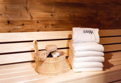 a bathroom with towels and a basket and a stack of towels at StrandBerg's Ursprung: Spa & Kitchen in Braunlage