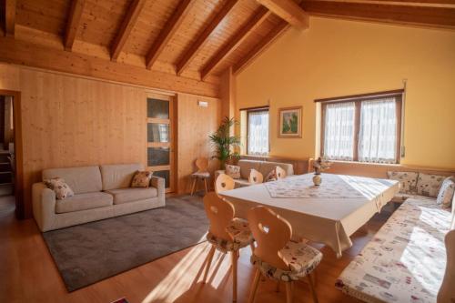 een woonkamer met een tafel en een bank bij B&B Nonno Carlo in Trento