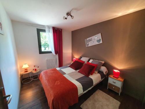 Postel nebo postele na pokoji v ubytování Au calme, confortable avec terrasse