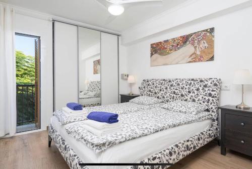 Ліжко або ліжка в номері Beach Inn Deluxe Apartment