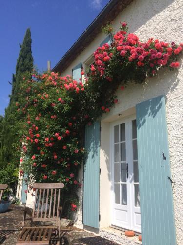 a house with flowers on the side of it at Labarthe in Baleyssagues
