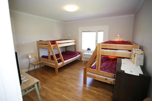 Poschodová posteľ alebo postele v izbe v ubytovaní Semesterhemmet Sommarro