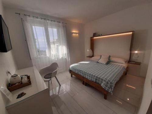een kleine slaapkamer met een bed en een raam bij B&B JOELE in Tropea