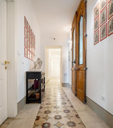a hallway with a door and a tile floor at Casa Modica - Luxury rooms in Noto
