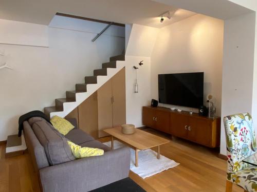 un salon avec un canapé et une télévision dans l'établissement Duplex house walk to town, à Antibes