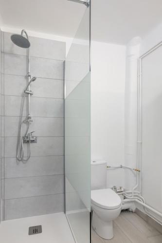 une salle de bain blanche avec toilettes et douche dans l'établissement L'Oasis, à Palavas-les-Flots