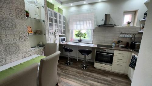 Kuchyňa alebo kuchynka v ubytovaní Ancsi Apartmant Kecskemét