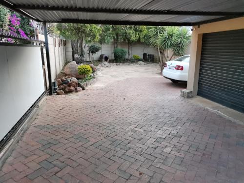 un garage con un'auto parcheggiata in un vialetto di Rooikrans Guest House a Johannesburg