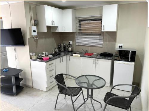 Η κουζίνα ή μικρή κουζίνα στο Rooikrans Guest House