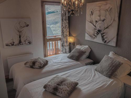 a bedroom with two beds and a window at The Hunting Lodge in Landry