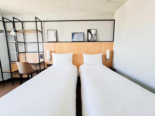 Postel nebo postele na pokoji v ubytování Ibis Paris Tour Eiffel Cambronne 15ème