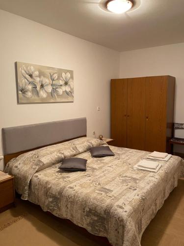ein Schlafzimmer mit einem großen Bett mit zwei Kissen darauf in der Unterkunft Apartment Mare Krk in Milohnići