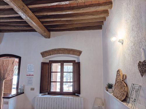a room with a window and wooden ceilings at Agriturismo Pian dell'Osa in Montiano