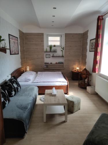 een slaapkamer met een bed en een tafel. bij Apartmán Friedrichsruh in Mariánské Lázně