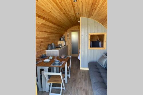ein Wohnzimmer mit einem Tisch und einem Sofa in der Unterkunft Allt Yelkie Pod Ceithir, Earlish in Earlish