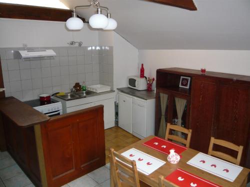 Il comprend une petite cuisine avec une table et un comptoir. dans l'établissement le Seigle, la cour des Meuniers, à Kaysersberg