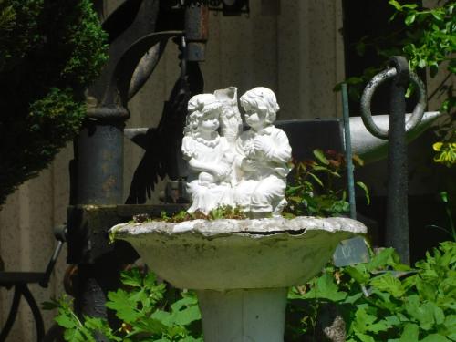 a statue of three children sitting in a fountain at Ferienwohnungen Behling am Schufutsberg in Liepe