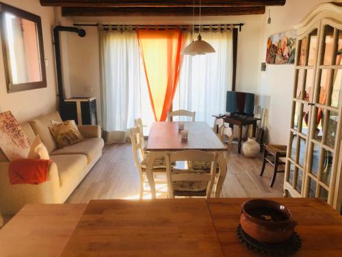 sala de estar con mesa y sofá en Tavern di Arqua' en Arqua Petrarca