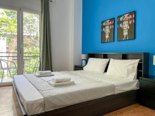 雅典的住宿－SOHO Vibrant 55sqm apt in Athens，蓝色卧室,配有带2条毛巾的床