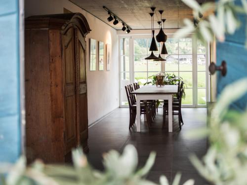 a dining room with a table and chairs in a room at Ferienwohnungen am Lochbach in Aschau im Chiemgau