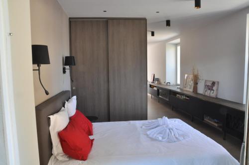 1 dormitorio con 1 cama con almohadas rojas y blancas en Le 505, en Saint-Jean-dÊ¼Avelanne