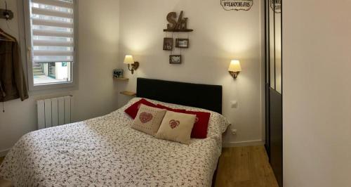 1 dormitorio con 1 cama con 2 almohadas en Appartement Les Amethystes 1, en Le Mont-Dore