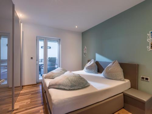 1 dormitorio con 2 camas y balcón en Appartement Bergblick, en Ellmau