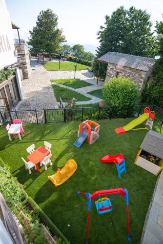 a backyard with a playground with play equipment on the grass at Portaria Hotel in Portariá