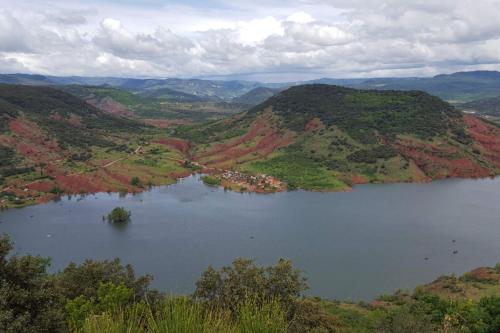 an aerial view of a large lake in a valley at Appartement REZ DE JARDIN avec SPA entre la MER et Montpellier 10mn in Lattes