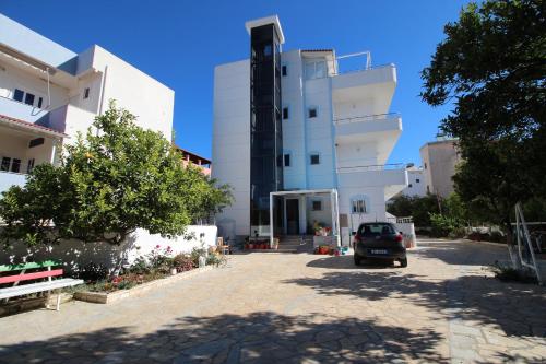 a car parked in front of a building at Hotel Artur2 in Ksamil