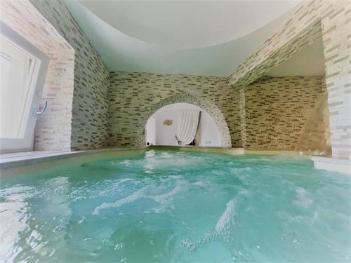 Bazén v ubytování VERDEACQUA SUITE nebo v jeho okolí