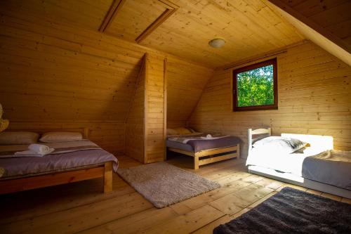 Ένα ή περισσότερα κρεβάτια σε δωμάτιο στο Gorczańska Ostoja