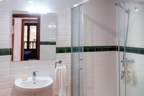 uma casa de banho com um lavatório e um chuveiro em CASA RURAL ADUANA em Rubielos de Mora