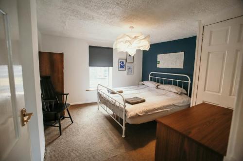 Postel nebo postele na pokoji v ubytování Quirky bohemian Lake District miners cottage- 6 bd