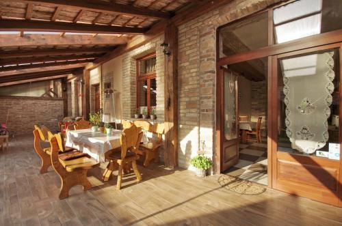 uma sala de jantar com mesa e cadeiras em Villa Rusztika em Gyula