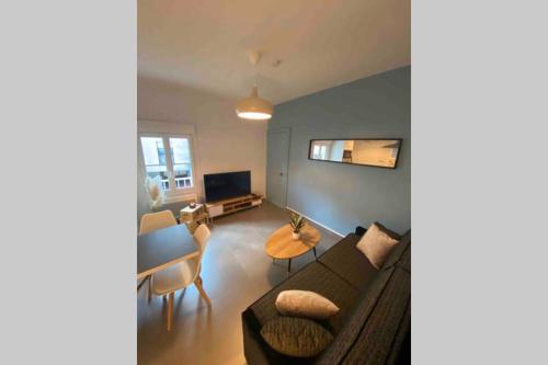 un salon avec un canapé et une table dans l'établissement Studio cocooning desjardins, à Angers