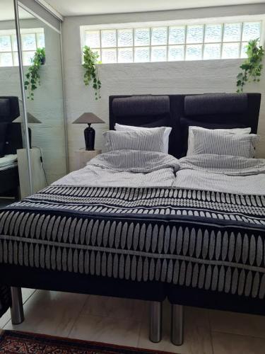 une chambre avec un grand lit dans une pièce dans l'établissement 47 By the sea, à Höganäs