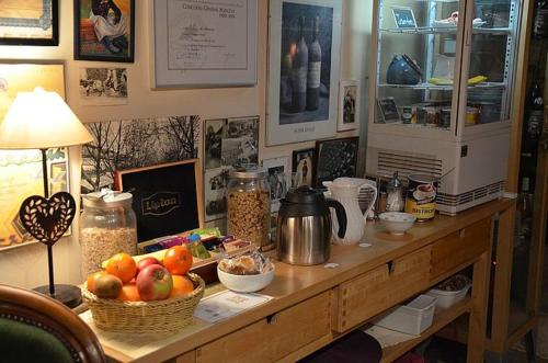 Domaine Maltoff في Coulanges-la-Vineuse: طاولة مطبخ مع طاولة مع وعاء من الفاكهة