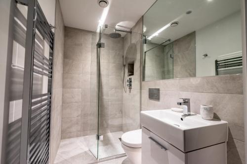 La salle de bains est pourvue de toilettes, d'un lavabo et d'une douche. dans l'établissement Bootham Urban Space, à York