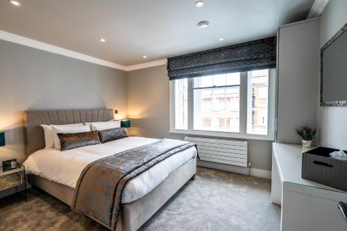 - une chambre avec un grand lit et une fenêtre dans l'établissement Bootham Urban Space, à York