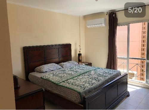 um quarto com uma cama grande e uma janela em Private Room or Apartment at Rehab City غرفة خاصة او شقة بمدينة الرحاب em Cairo