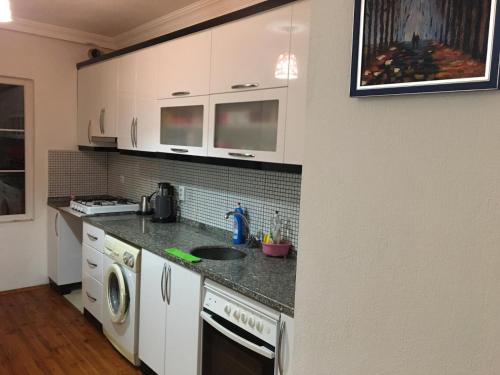 A kitchen or kitchenette at KAŞ MERKEZ İMREN APART 2